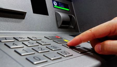 Ανάληψη μετρητών από ΑΤΜ: Τι αλλάζει από τις αρχές του 2024 για τις τραπεζικές προμήθειες