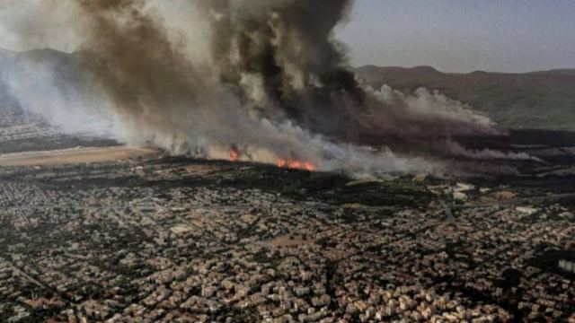 Φωτιά στη Βαρυμπόμπη: Δείτε τη viral φωτογραφία με το πύρινο «μανιτάρι» πάνω από την Αττική