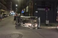 Βανάκι στην Λάρισα συγκρούστηκε με αυτοκίνητο και τούμπαρε - Έντρομοι από το τροχαίο οι περαστικοί