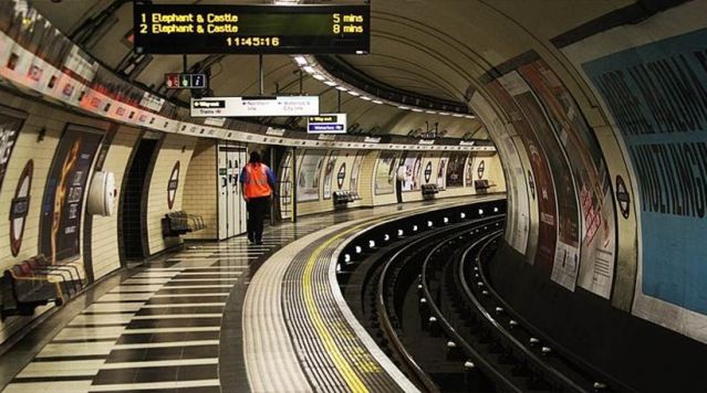 Λονδίνο: Ελληνική ποίηση στους συρμούς του μετρό