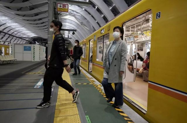 Ιαπωνία: Επίθεση με οξύ στο μετρό του Τόκιο