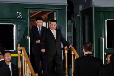 Εντυπωσιακή η άφιξη του Κιμ Γιονγκ Ουν μέσα στη νύχτα στη Ρωσία – Πήγε με το θωρακισμένο τρένο του
