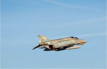 Βρέθηκαν τα πρώτα συντρίμμια του F-4 Φάντομ που έπεσε νότια της Ανδραβίδας