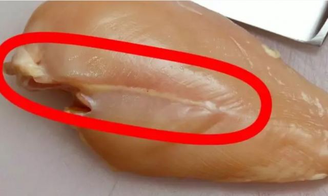 Τι σημαίνει αν δείτε λευκές ραβδώσεις στο ωμό κοτόπουλο