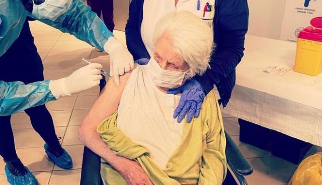 Μήνυμα ελπίδας στη Θεσσαλονίκη: Επιζήσασα του Άουσβιτς, η πρώτη που εμβολιάστηκε σε δομή ηλικιωμένων