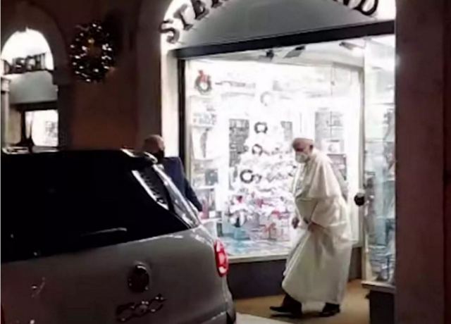 Ο πάπας Φραγκίσκος συνεχάρη τον δημοσιογράφο που τον φωτογράφησε στο δισκοπωλείο