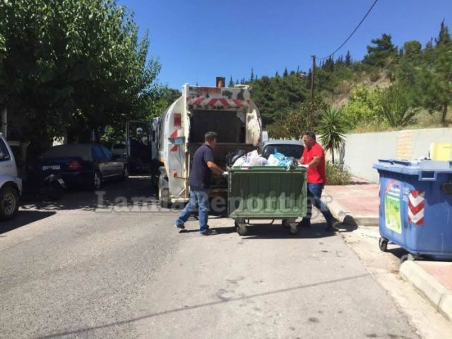 Λαμία: Και ο αντιδήμαρχος μαζεύει σκουπίδια - ΦΩΤΟ