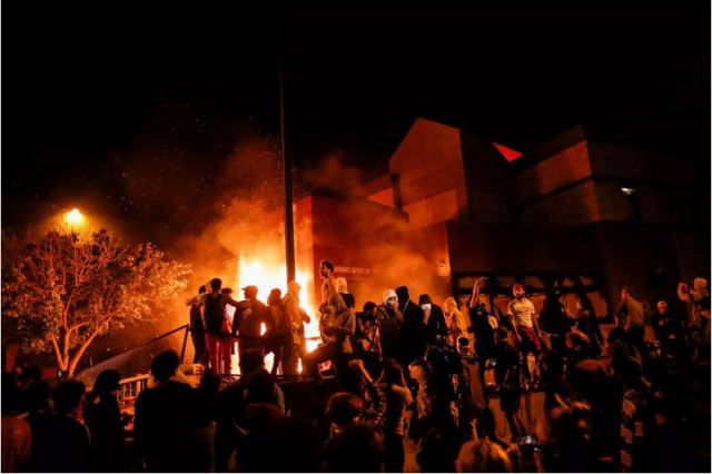 Μινεάπολις: Νύχτες οργής! Νέες συγκρούσεις για την δολοφονία του George Floyd – Φωτιά σε αστυνομικό τμήμα