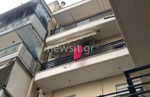 Θεσσαλονίκη: Αγωνία για το παιδάκι που έπεσε στο κενό από μπαλκόνι τρίτου ορόφου - Αυτοψία στο σημείο (pics, video)