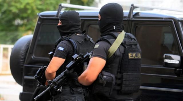 Μεγάλη επιχείρηση της Αντιτρομοκρατικής: Τρεις συλλήψεις &quot;γνώριμων&quot; - Γιάφκα με όπλα και εκρηκτικά στο Κουκάκι