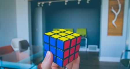 Η ιστορία και ο εύκολος τρόπος για να λύσεις τον κύβο του Rubik
