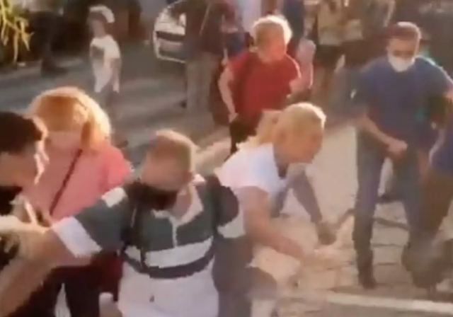 Απίστευτες εικόνες με γονείς να προσπαθούν να σπάσουν κατάληψη σε σχολείο στον Άλιμο (video)