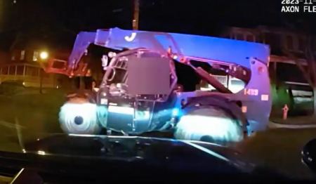 ΗΠΑ: 12χρονος έκλεψε όχημα 17 τόνων και χτύπησε 10 αυτοκίνητα πριν τον σταματήσουν