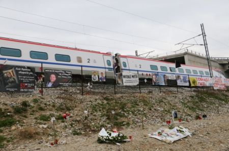 Βουβός πόνος στο μνημόσυνο για τους 57 νεκρούς στα Τέμπη
