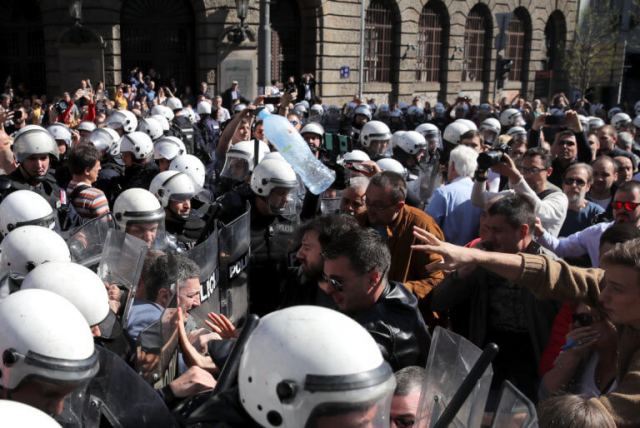 Σερβία: Αποκλεισμένος από διαδηλωτές στο προεδρικό Μέγαρο Βούτσιτς [pics]