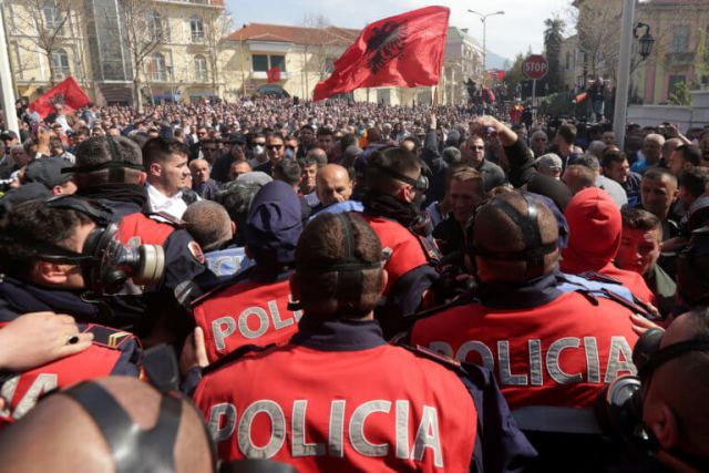 Αλβανία: Καζάνι που “βράζει” τα Τίρανα – Νέο “ντου” στη Βουλή από διαδηλωτές