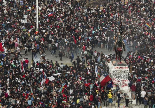 Χιλή: Ο εγκέλαδος «χτύπησε» την ώρα των διαδηλώσεων