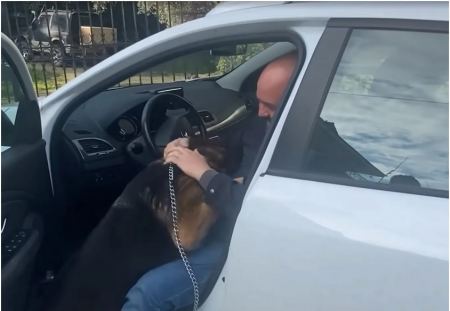 Θεσσαλονίκη: Άνδρας βρήκε τον σκύλο του μετά από πέντε χρόνια – Η συγκινητική «αγκαλιά» τους