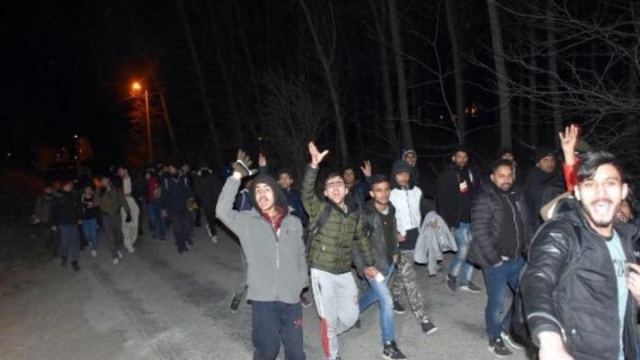 Μεταναστευτικό: Δύσκολη νύχτα στον Έβρο - Χιλιάδες μετανάστες κοντά στα σύνορα - BINTEO