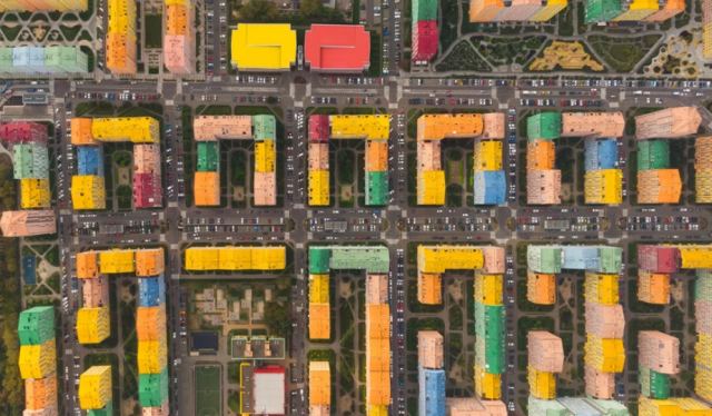 Η πολύχρωμη πόλη που μοιάζει με Lego και τραβάει βλέμματα και επενδυτές - Πάνω από 200 σπίτια πωλήθηκαν σε ένα μήνα