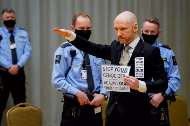 Νορβηγία: 10 χρόνια μετά το μακελειό στην Ουτόγια ο Μπρέιβικ ζητάει αποφυλάκιση με... ναζιστικό χαιρετισμό