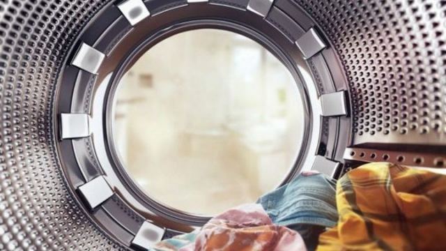 Δείτε τι θα γίνει αν βάλετε μια ασπιρίνη στο πλυντήριο ρούχων