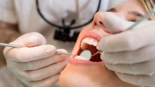 Πώς η καλή φροντίδα των δοντιών μπορεί να κάνει καλό στον εγκέφαλο
