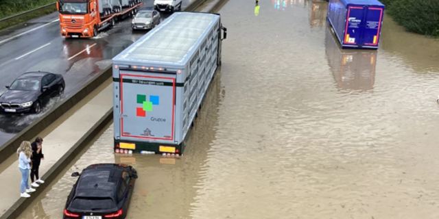Πρωτοφανείς πλημμύρες στη Γερμανία - Αυτοκίνητα βούλιαξαν στην εθνική οδό (ΦΩΤΟ)