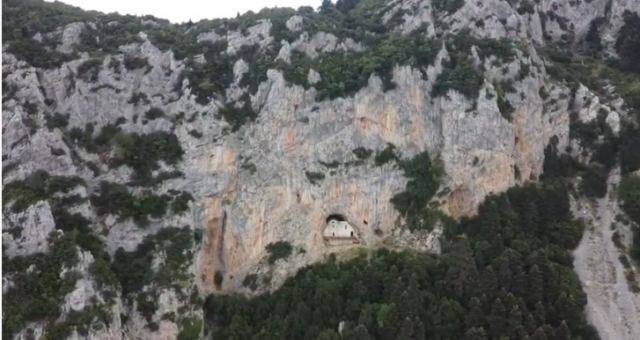 Το κρυμμένο ξωκλήσι στα απόκρημνα βράχια του Παρνασσού - BINTEO