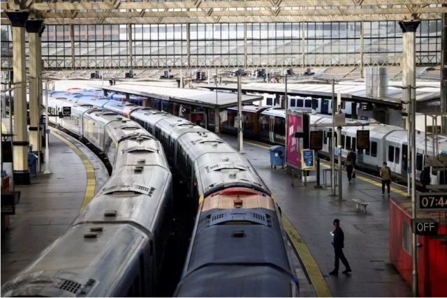 Σε απεργιακό κλοιό η Βρετανία λόγω πληθωρισμού- «Παραλύουν» σιδηρόδρομοι, ταχυδρομεία και λιμάνια