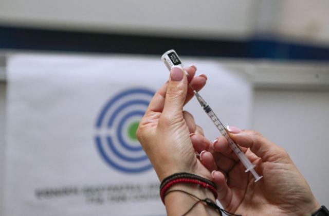 Εμβόλιο AstraZeneca: Τι συμβουλεύουν οι Έλληνες επιστήμονες για την αντικατάσταση της δεύτερης δόσης