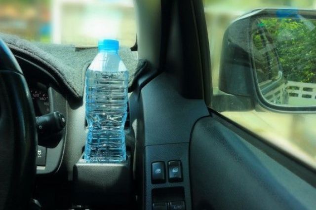 Προσοχή: Μην αφήνετε πλαστικά μπουκάλια στο αυτοκίνητο