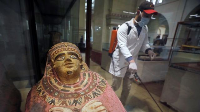 Κορωνοϊός - Απίστευτες εικόνες: Απολυμαίνουν τις μούμιες και τις Πυραμίδες στην Αίγυπτο