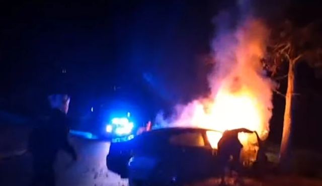 Συγκλονιστικό βίντεο με αστυνομικούς να βγάζουν άνθρωπο από φλεγόμενο αυτοκίνητο