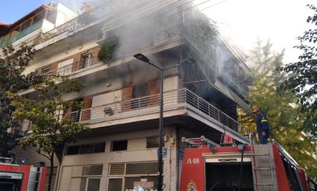 Λάρισα: Παρανάλωμα του πυρός έγινε διαμέρισμα – Μεγάλη κινητοποίηση της Πυροσβεστικής (φωτο &amp; βίντεο)