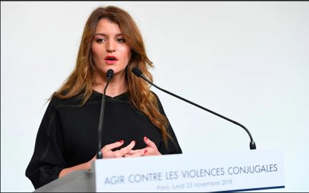 Αντιδράσεις για το εξώφυλλο στο Playboy υπουργού του Μακρόν – «Η Γαλλία εκτροχιάζεται»