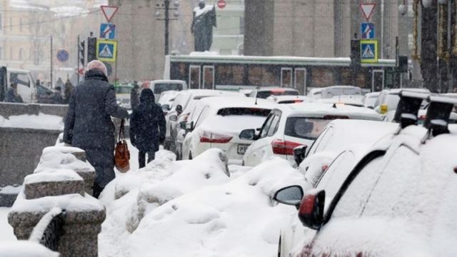 Χιονοπτώσεις ρεκόρ προκαλούν χάος στην Αγία Πετρούπολη
