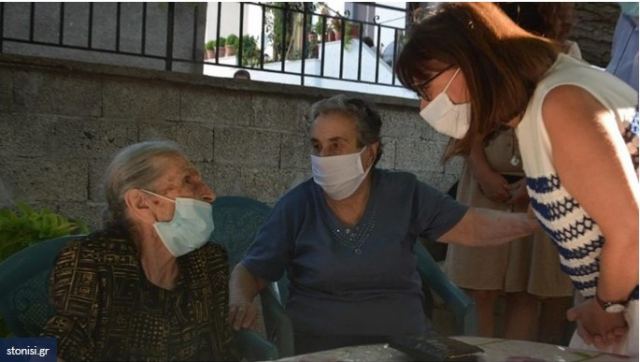 Μυτιλήνη: Με μπακλαβά υποδέχθηκαν οι &quot;γιαγιάδες της αλληλεγγύης&quot; την Κατερίνα Σακελλαροπούλου [εικόνες]