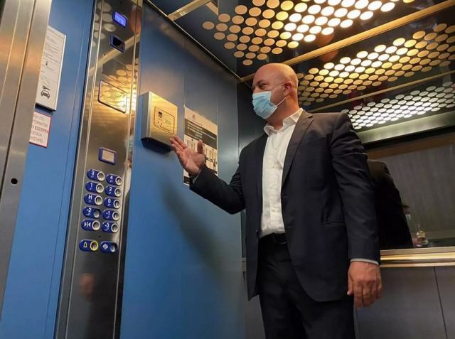 Θεσσαλονίκη: Μέσα στο ασανσέρ που λειτουργεί με φωνητικές εντολές! Δεν πατάει κουμπί κανένας (Βίντεο)