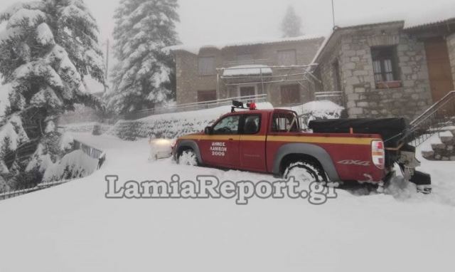 Χιονίζει προς Δομοκό, Μπράλο, Καρπενήσι και χωριά της Λαμίας