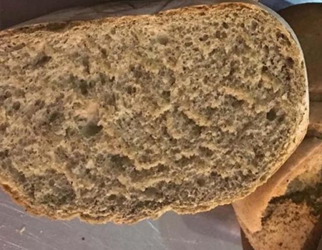 Λάρισα: Ο ανήσυχος φούρναρης έφτιαξε αυτό το ψωμί – Η εξήγηση για το ιδιαίτερο χρώμα του [pics]