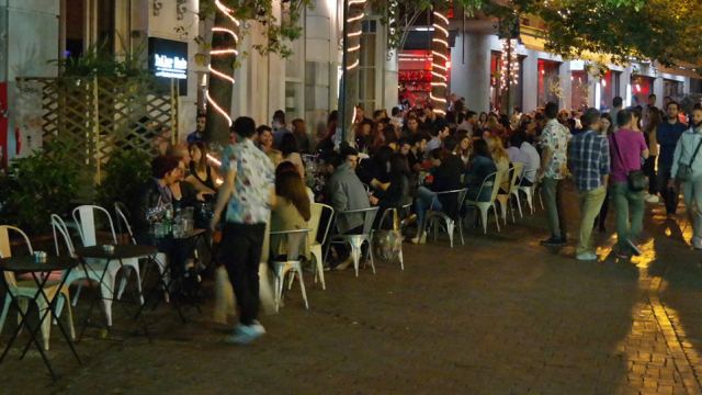 Κορωνοϊός: Σε ποιες περιοχές μπαρ, κλαμπ, εστιατόρια θα κλείνουν από τα μεσάνυχτα