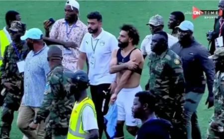 Σκηνικό τρόμου στην Σιέρα Λεόνε με εισβολείς οπαδούς να προσπαθούν να χτυπήσουν τον Σαλάχ - Δείτε βίντεο