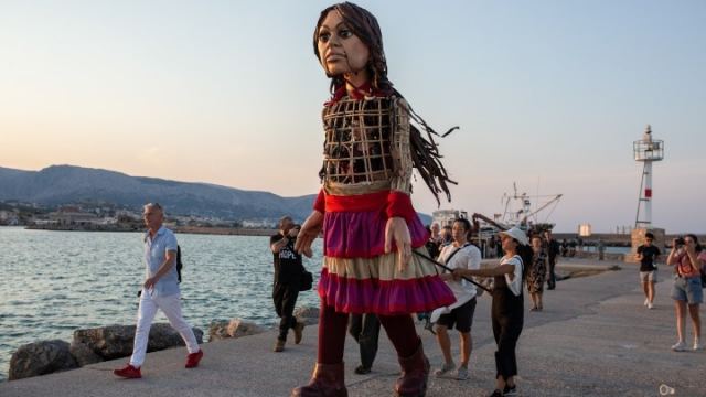 H μικρή Αμάλ αποχαιρετά την Ελλάδα από το Δημοτικό Θέατρο Πειραιά