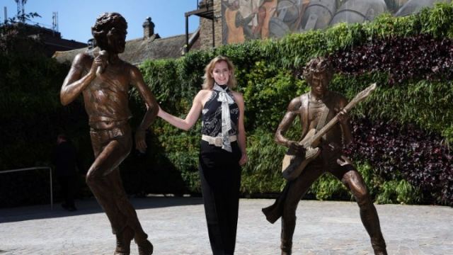 Αγάλματα των Μικ Τζάγκερ και Κιθ Ρίτσαρντς στη γενέτειρά τους το Ντάρτφορντ