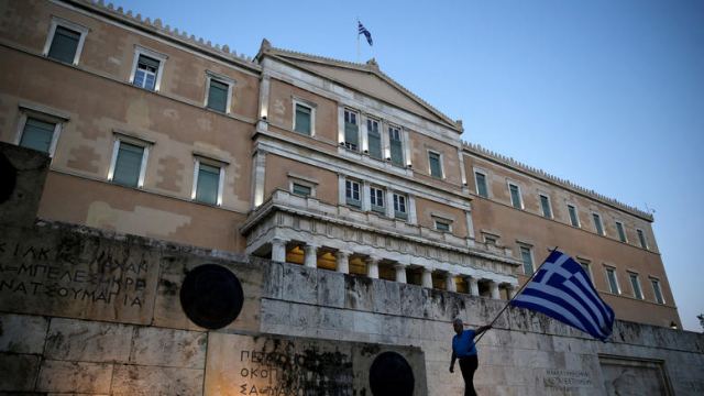 Χειρότερη προοπτική για το ελληνικό χρέος «βλέπει» η Κομισιόν