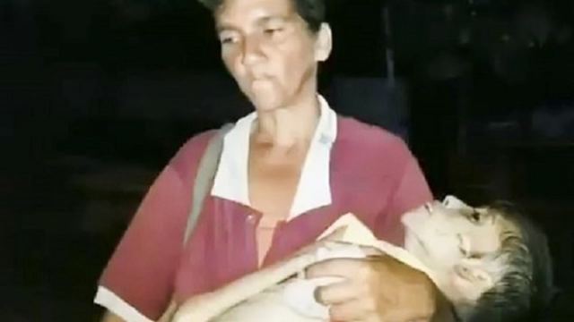 Η εικόνα που συγκλόνισε τον κόσμο - Η μάνα με το νεκρό παιδί της στα χέρια της - ΒΙΝΤΕΟ