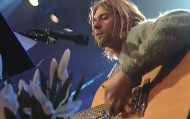 Στο σφυρί η κιθάρα του Κερτ Κομπέιν των Nirvana στο θρυλικό live MTV Unplugged