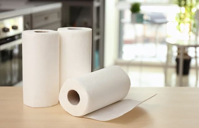 Τα τρία πράγματα που δεν πρέπει να καθαρίζετε με χαρτί κουζίνας
