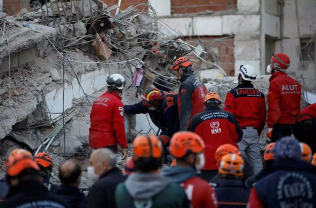 Σμύρνη: 83 οι νεκροί από τον φονικό σεισμό – Δεκάδες άνθρωποι είναι ακόμα εγκλωβισμένοι